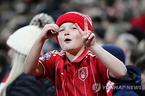 안지 포스테코글루를 경질한 노팅엄 포레스트가 션 다이치 감독 체제에서 감격적인 승리를 거뒀다. 노팅엄 포레스트는 24일(한국시간) 영국 노팅엄에 위치한 시티 그라운드에서 열린 FC포르투와의 2025-2026시즌 유럽축구연맹(UEFA) 유로파리그 리그 페이즈 3차전서 2-0으로 승리했다. 연합뉴스