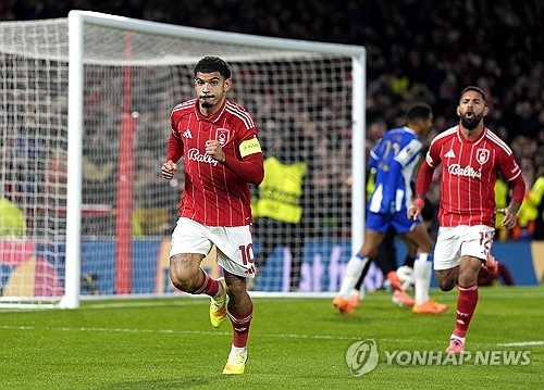 안지 포스테코글루를 경질한 노팅엄 포레스트가 션 다이치 감독 체제에서 감격적인 승리를 거뒀다. 노팅엄 포레스트는 24일(한국시간) 영국 노팅엄에 위치한 시티 그라운드에서 열린 FC포르투와의 2025-2026시즌 유럽축구연맹(UEFA) 유로파리그 리그 페이즈 3차전서 2-0으로 승리했다. 연합뉴스