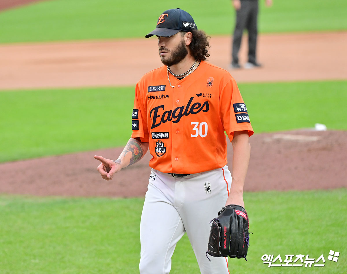 한화는 24일 대전 한화생명볼파크에서 삼성 라이온즈와 2025 신한 SOL 뱅크 KBO 플레이오프 5차전을 치른다. 한화는 삼성과 플레이오프 시리즈 전적 2승 2패로 균형을 이뤘다. 한화는 지난 21일 대구로 이동해 치른 3차전에서 문동주의 4이닝 무실점 구원승으로 5-4 승리를 거뒀다. 22일 대구 4차전에선 4-7로 역전패했다. 한화는 5차전에서 손아섭(지명타자)~루이스 리베라토(중견수)~문현빈(좌익수)~노시환(3루수)~채은성(1루수)~하주석(2루수)~김태연(우익수)~최재훈(포수)~심우준(유격수)으로 이어지는 선발 타순을 앞세운다. 미출전 선수는 투수 류현진과 정우주로, 문동주는 일단 출전 가능 명단에 들어갔다. 엑스포츠뉴스DB  