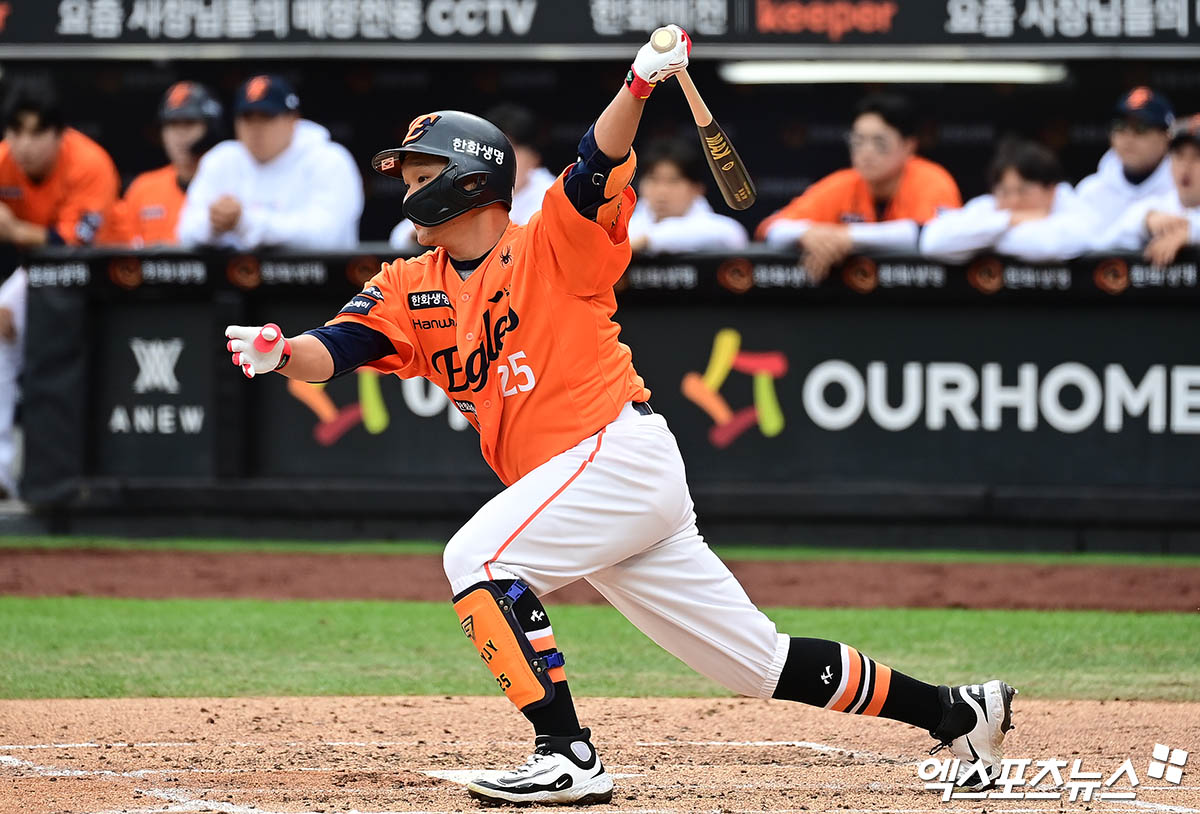 한화는 24일 대전 한화생명볼파크에서 삼성 라이온즈와 2025 신한 SOL 뱅크 KBO 플레이오프 5차전을 치른다. 한화는 삼성과 플레이오프 시리즈 전적 2승 2패로 균형을 이뤘다. 한화는 지난 21일 대구로 이동해 치른 3차전에서 문동주의 4이닝 무실점 구원승으로 5-4 승리를 거뒀다. 22일 대구 4차전에선 4-7로 역전패했다. 한화는 5차전에서 손아섭(지명타자)~루이스 리베라토(중견수)~문현빈(좌익수)~노시환(3루수)~채은성(1루수)~하주석(2루수)~김태연(우익수)~최재훈(포수)~심우준(유격수)으로 이어지는 선발 타순을 앞세운다. 미출전 선수는 투수 류현진과 정우주로, 문동주는 일단 출전 가능 명단에 들어갔다. 엑스포츠뉴스DB  