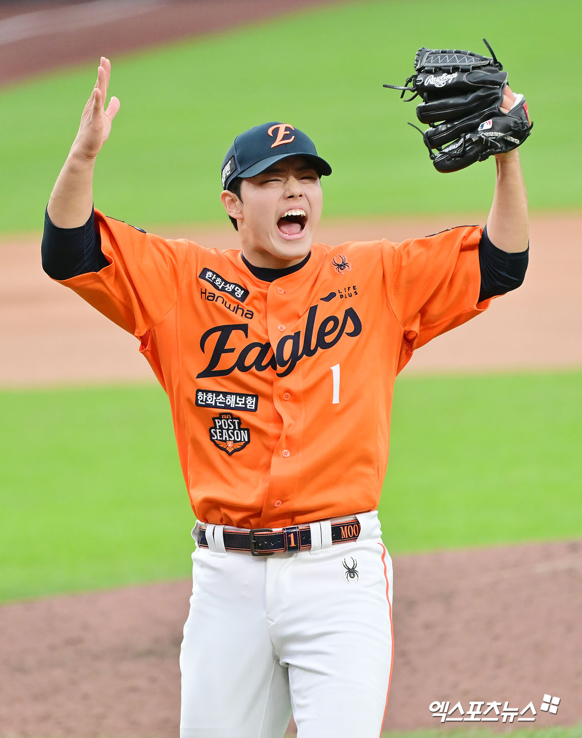 한화는 24일 대전 한화생명볼파크에서 삼성 라이온즈와 2025 신한 SOL 뱅크 KBO 플레이오프 5차전을 치른다. 한화는 삼성과 플레이오프 시리즈 전적 2승 2패로 균형을 이뤘다. 한화는 지난 21일 대구로 이동해 치른 3차전에서 문동주의 4이닝 무실점 구원승으로 5-4 승리를 거뒀다. 22일 대구 4차전에선 4-7로 역전패했다. 한화는 5차전에서 손아섭(지명타자)~루이스 리베라토(중견수)~문현빈(좌익수)~노시환(3루수)~채은성(1루수)~하주석(2루수)~김태연(우익수)~최재훈(포수)~심우준(유격수)으로 이어지는 선발 타순을 앞세운다. 미출전 선수는 투수 류현진과 정우주로, 문동주는 일단 출전 가능 명단에 들어갔다. 엑스포츠뉴스DB  