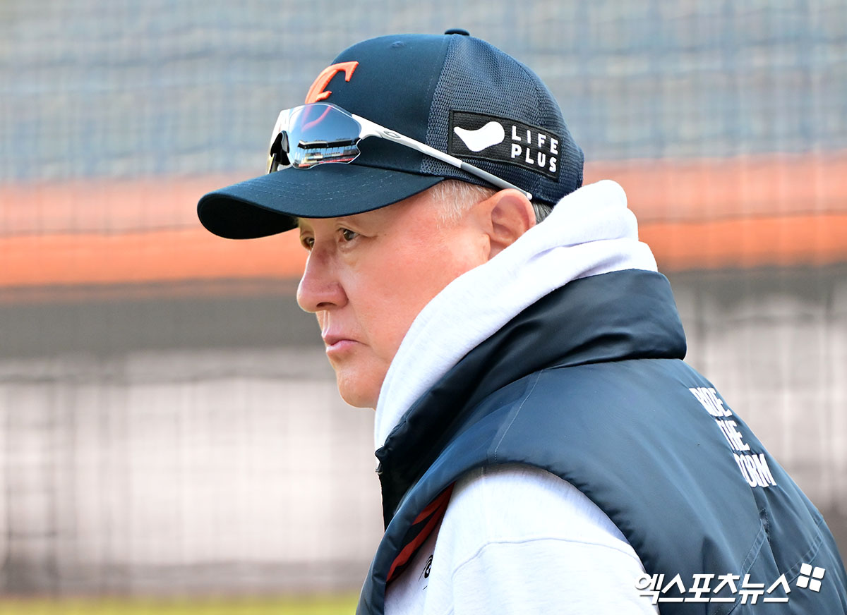 김경문 한화 이글스 감독이 생애 첫 포스트시즌에서 괴력투를 선보이고 있는 우완 파이어볼러 문동주를 플레이오프 5차전에서는 아끼겠다는 뜻을 밝혔다. 원투펀치 코디 폰세, 라이언 와이스의 동시 출격 가능성을 언급했다. 김경문 감독은 24일 대전 플레이오프 5차전 삼성 라이온즈와의 홈 경기에 앞서 문동주 불펜 대기 가능성에 대한 질문을 받은 뒤 '오늘 게임은 외국인 투수 2명으로 끝낼 생각이다. 문동주는 올해로 야구가 다 끝나는 게 아니다'라고 말했다. 이날 한화 미출전 명단에 류현진, 정우주가 포함되면서 문동주 등판 가능성이 있는 것 아니냐는 의견이 나왔으나 김 감독은 쐐기를 박았다. 대전, 김한준 기자