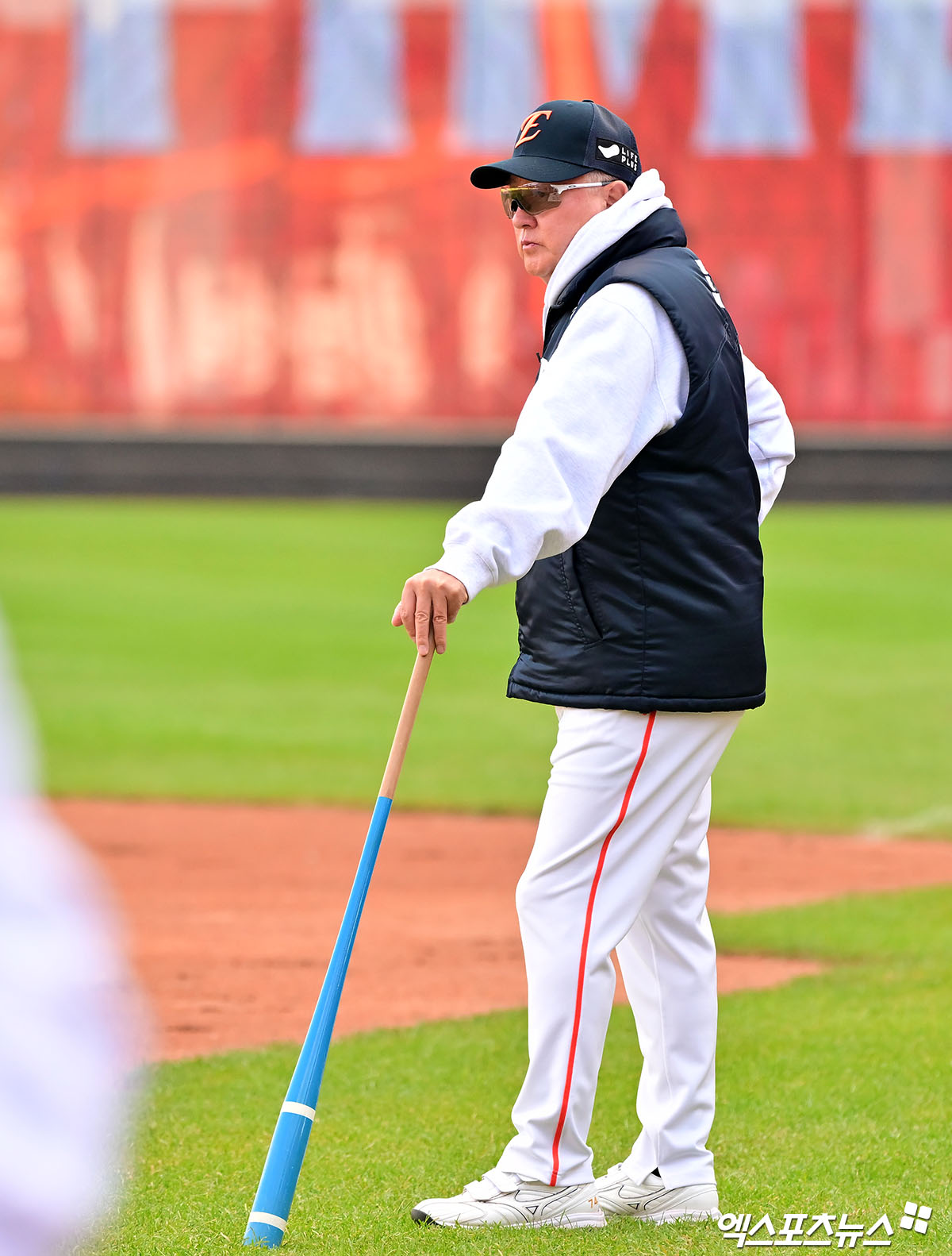 김경문 한화 이글스 감독이 생애 첫 포스트시즌에서 괴력투를 선보이고 있는 우완 파이어볼러 문동주를 플레이오프 5차전에서는 아끼겠다는 뜻을 밝혔다. 원투펀치 코디 폰세, 라이언 와이스의 동시 출격 가능성을 언급했다. 김경문 감독은 24일 대전 플레이오프 5차전 삼성 라이온즈와의 홈 경기에 앞서 문동주 불펜 대기 가능성에 대한 질문을 받은 뒤 '오늘 게임은 외국인 투수 2명으로 끝낼 생각이다. 문동주는 올해로 야구가 다 끝나는 게 아니다'라고 말했다. 이날 한화 미출전 명단에 류현진, 정우주가 포함되면서 문동주 등판 가능성이 있는 것 아니냐는 의견이 나왔으나 김 감독은 쐐기를 박았다. 대전, 김한준 기자