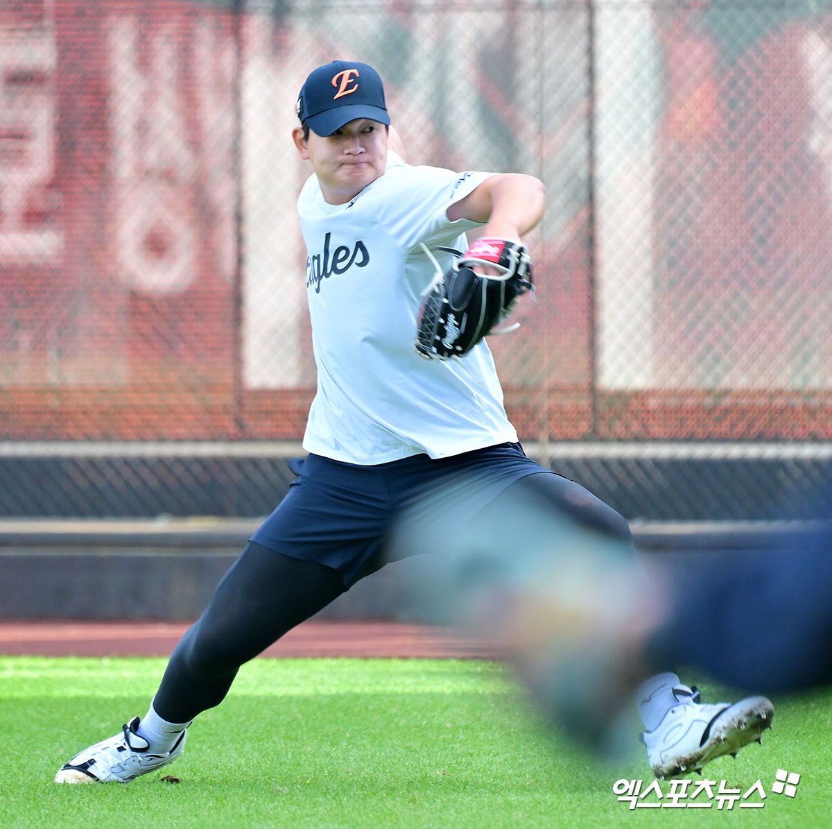  24일 오후 대전 한화생명 볼파크에서 열리는 '2025 신한 SOL Bank KBO 포스트시즌' 삼성 라이온즈와 한화 이글스의 플레이오프 5차전 경기, 한화 김서현이 캐치볼을 하고 있다. 대전, 김한준 기자