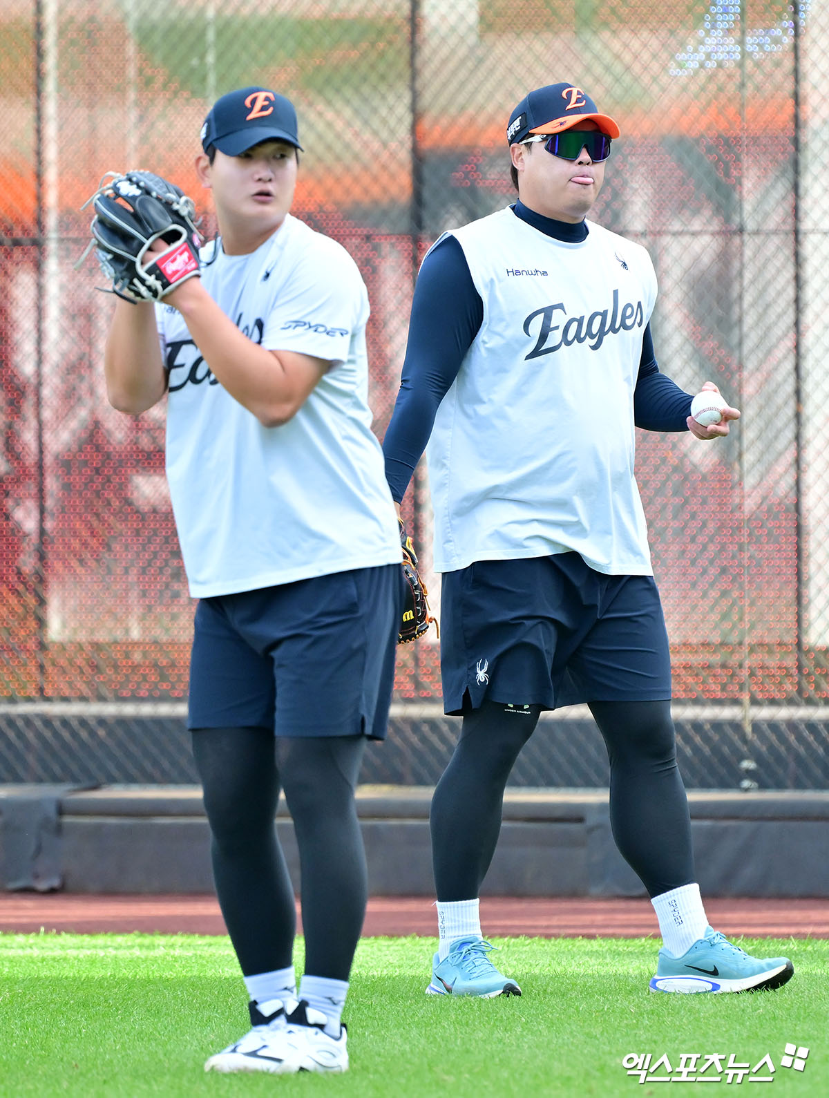 24일 오후 대전 한화생명 볼파크에서 열리는 '2025 신한 SOL Bank KBO 포스트시즌' 삼성 라이온즈와 한화 이글스의 플레이오프 5차전 경기 앞두고 한화 김서현(왼쪽)이 류현진과 캐치볼을 하고 있다. 사진=대전, 김한준 기자