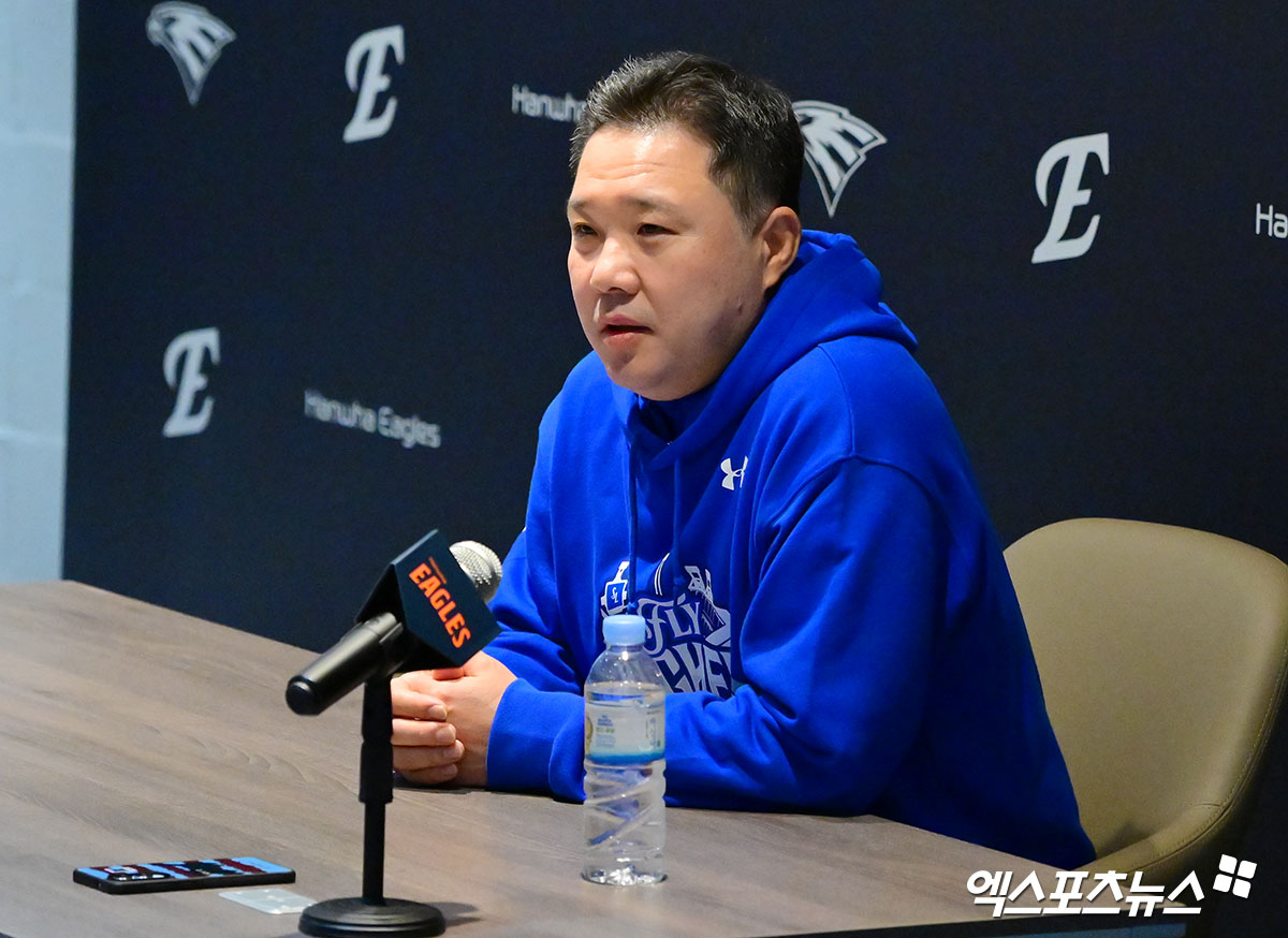  24일 오후 대전 한화생명 볼파크에서 열리는 '2025 신한 SOL Bank KBO 포스트시즌' 삼성 라이온즈와 한화 이글스의 플레이오프 5차전 경기, 삼성 박진만 감독이 취재진과 대화를 나누고 있다. 대전, 김한준 기자