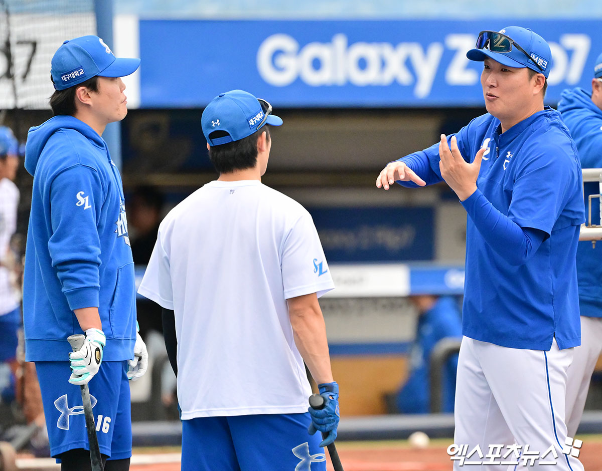 포스트시즌 기간 삼성 타자들을 지도 중인 이진영(오른쪽) 타격코치. 사진 엑스포츠뉴스 DB