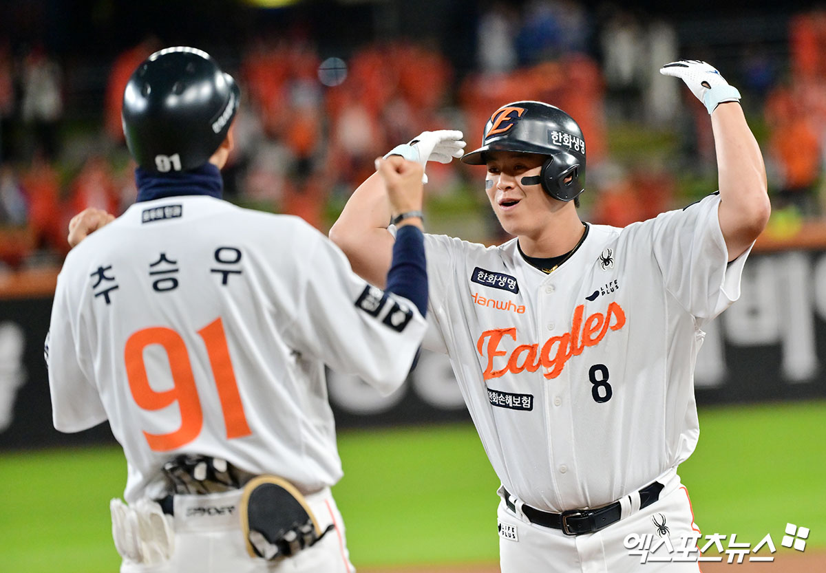 24일 오후 대전 한화생명 볼파크에서 열린 '2025 신한 SOL Bank KBO 포스트시즌' 삼성 라이온즈와 한화 이글스의 플레이오프 5차전 경기, 1회말 1사 2,3루 한화 노시환이 1타점 적시타를 날리고 있다. 대전, 김한준 기자