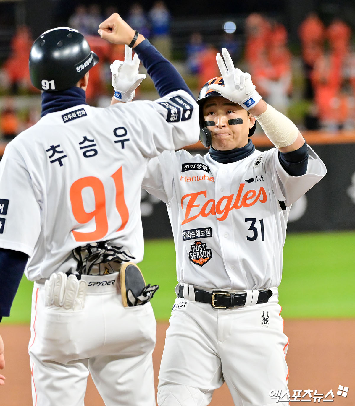 24일 오후 대전 한화생명 볼파크에서 열린 '2025 신한 SOL Bank KBO 포스트시즌' 삼성 라이온즈와 한화 이글스의 플레이오프 5차전 경기, 1회말 한화 손아섭이 우전안타를 날리고 있다. 대전, 김한준 기자