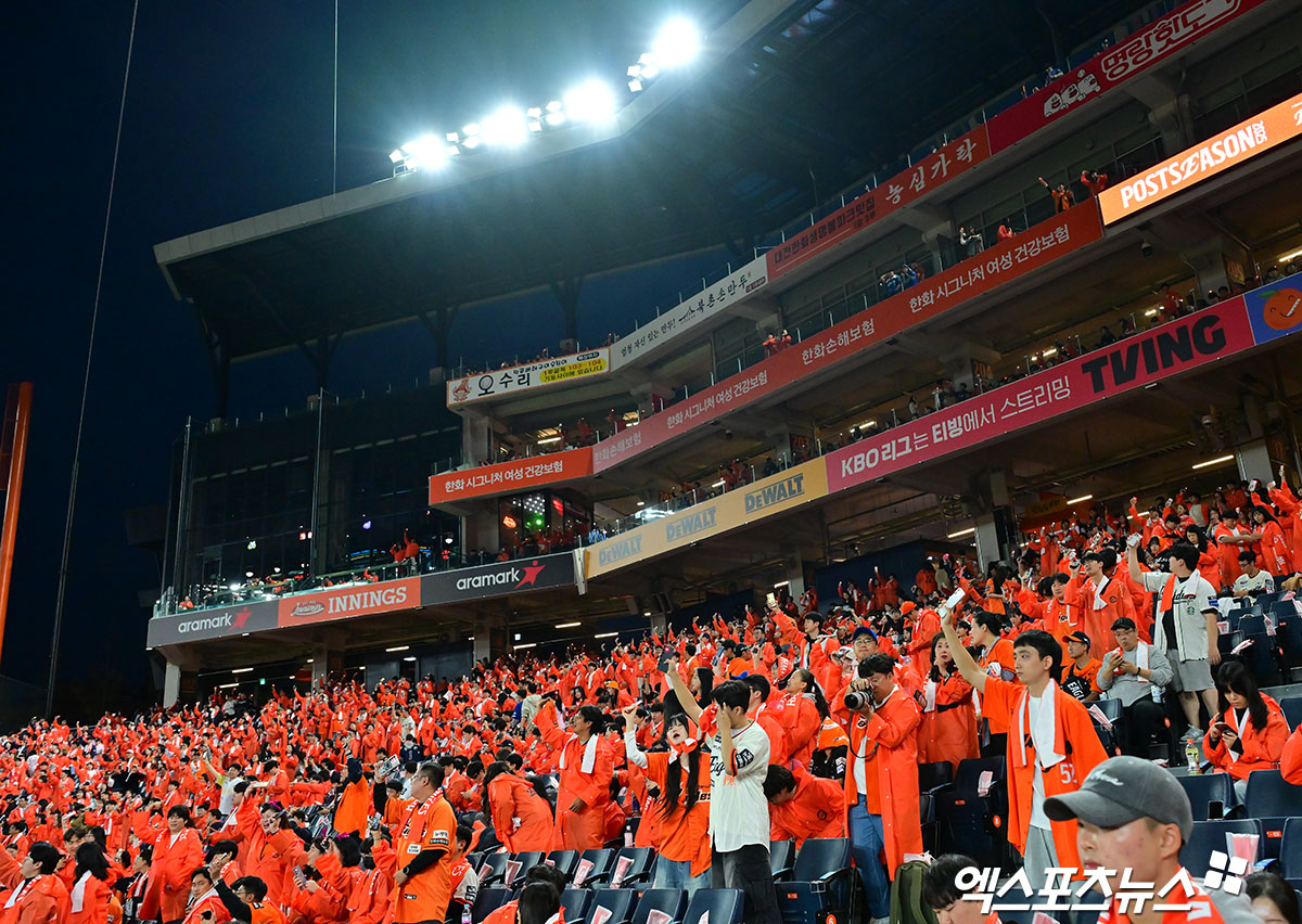 KBO는 24일 대전 한화생명 볼파크에서 열린 한화 이글스와 삼성 라이온즈의 2025 신한 SOL Bank KBO 포스트시즌 플레이오프(5전 3선승제) 5차전이 경기 개시 직후 매진됐다고 밝혔다. 사진 김한준 기자