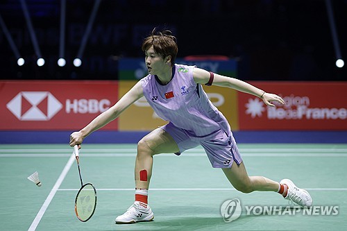 안세영은 24일(한국시간) 프랑스 렌 외곽도시 세송-세비네에서 열린 2025 세계배드민턴연맹(BWF) 월드 투어 프랑스 오픈(슈퍼 750)에서 8강전에서 중국의 가오팡제(세계 14위)를 게임스코어 2-1(17-21 21-11 )로 승리해 준결승에 진출했다. 이날 안세영은 1게임을 내줬지만 2게임부터 질식 수비로 상대의 체력을 떨어뜨리면서 역전에 성공했다. 8강을 통과한 안세영은 준결승에서 또 다른 중국 강자 천위페이(세계 5위)와 결승행 진출권을 두고 맞대결을 펼친다. 연합뉴스