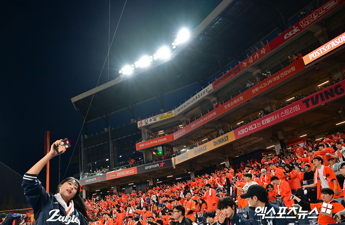 KBO는 24일 대전 한화생명 볼파크에서 열린 한화 이글스와 삼성 라이온즈의 2025 신한 SOL Bank KBO 포스트시즌 플레이오프(5전 3선승제) 5차전이 경기 개시 직후 매진됐다고 밝혔다. 사진 김한준 기자