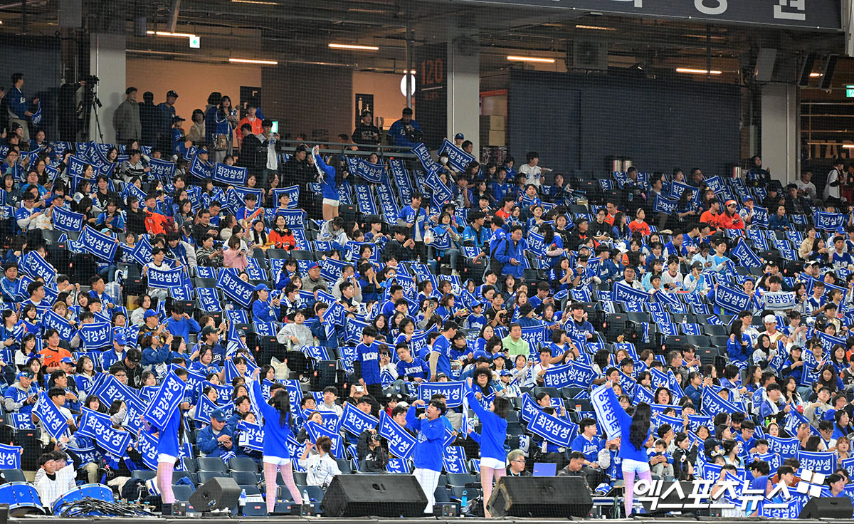 KBO는 24일 대전 한화생명 볼파크에서 열린 한화 이글스와 삼성 라이온즈의 2025 신한 SOL Bank KBO 포스트시즌 플레이오프(5전 3선승제) 5차전이 경기 개시 직후 매진됐다고 밝혔다. 사진 김한준 기자