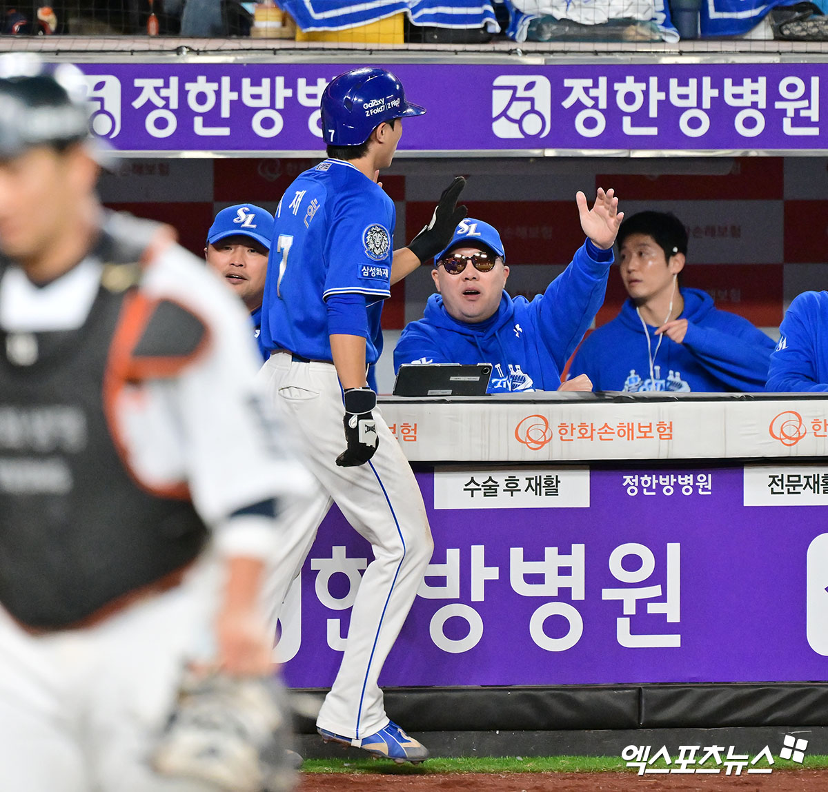 24일 오후 대전 한화생명 볼파크에서 열린 '2025 신한 SOL Bank KBO 포스트시즌' 삼성 라이온즈와 한화 이글스의 플레이오프 5차전 경기, 2회초 2사 3루 삼성 이재현이 한화 폰세의 폭투를 틈타 득점에 성공하고 있다. 대전, 김한준 기자