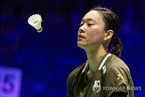 배드민턴 여자단식 김가은(삼성생명·세계 19위)은 24일(한국시간) 프랑스 렌 외곽도시 세송-세비네에서 열린 2025 세계배드민턴연맹(BWF) 월드 투어 프랑스 오픈(슈퍼 750)에서 8강전에서 왕즈이(중국·세계 2위)에게 게임스코어 0-2(20-22 18-21)로 패했다. 이날 신장 172cm 김가은은 자신의 장점이 높이를 살려 높은 곳에서 떨어지는 대각 스매싱을 적극 활용해 왕즈이를 강하게 압박했지만 치열한 접전 끝에 패하면서 왕즈이에게 준결승 진출 티켓을 내줬다. 연합뉴스