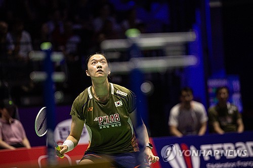 배드민턴 여자단식 김가은(삼성생명·세계 19위)은 24일(한국시간) 프랑스 렌 외곽도시 세송-세비네에서 열린 2025 세계배드민턴연맹(BWF) 월드 투어 프랑스 오픈(슈퍼 750)에서 8강전에서 왕즈이(중국·세계 2위)에게 게임스코어 0-2(20-22 18-21)로 패했다. 이날 신장 172cm 김가은은 자신의 장점이 높이를 살려 높은 곳에서 떨어지는 대각 스매싱을 적극 활용해 왕즈이를 강하게 압박했지만 치열한 접전 끝에 패하면서 왕즈이에게 준결승 진출 티켓을 내줬다. 연합뉴스