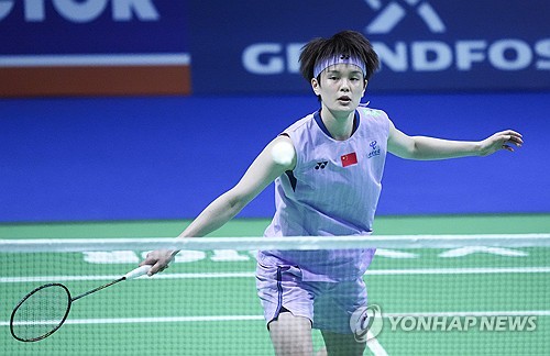 배드민턴 여자단식 김가은(삼성생명·세계 19위)은 24일(한국시간) 프랑스 렌 외곽도시 세송-세비네에서 열린 2025 세계배드민턴연맹(BWF) 월드 투어 프랑스 오픈(슈퍼 750)에서 8강전에서 왕즈이(중국·세계 2위)에게 게임스코어 0-2(20-22 18-21)로 패했다. 이날 신장 172cm 김가은은 자신의 장점이 높이를 살려 높은 곳에서 떨어지는 대각 스매싱을 적극 활용해 왕즈이를 강하게 압박했지만 치열한 접전 끝에 패하면서 왕즈이에게 준결승 진출 티켓을 내줬다. 연합뉴스