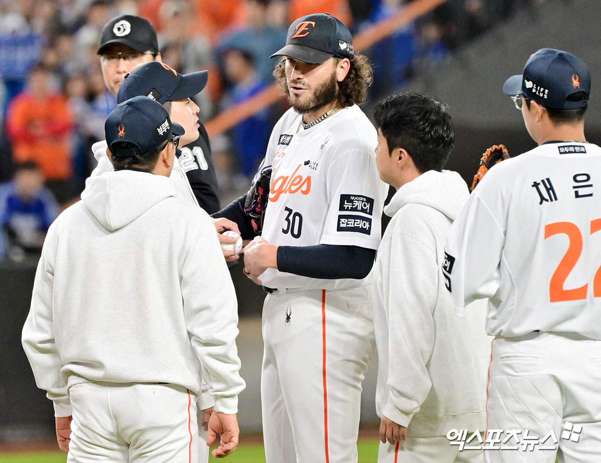 24일 오후 대전 한화생명 볼파크에서 열린 '2025 신한 SOL Bank KBO 포스트시즌' 삼성 라이온즈와 한화 이글스의 플레이오프 5차전 경기, 3회초 2사 2루 한화 폰세가 양상문 투수코치에게 괜찮다는 의사를 밝히고 있다. 대전, 김한준 기자