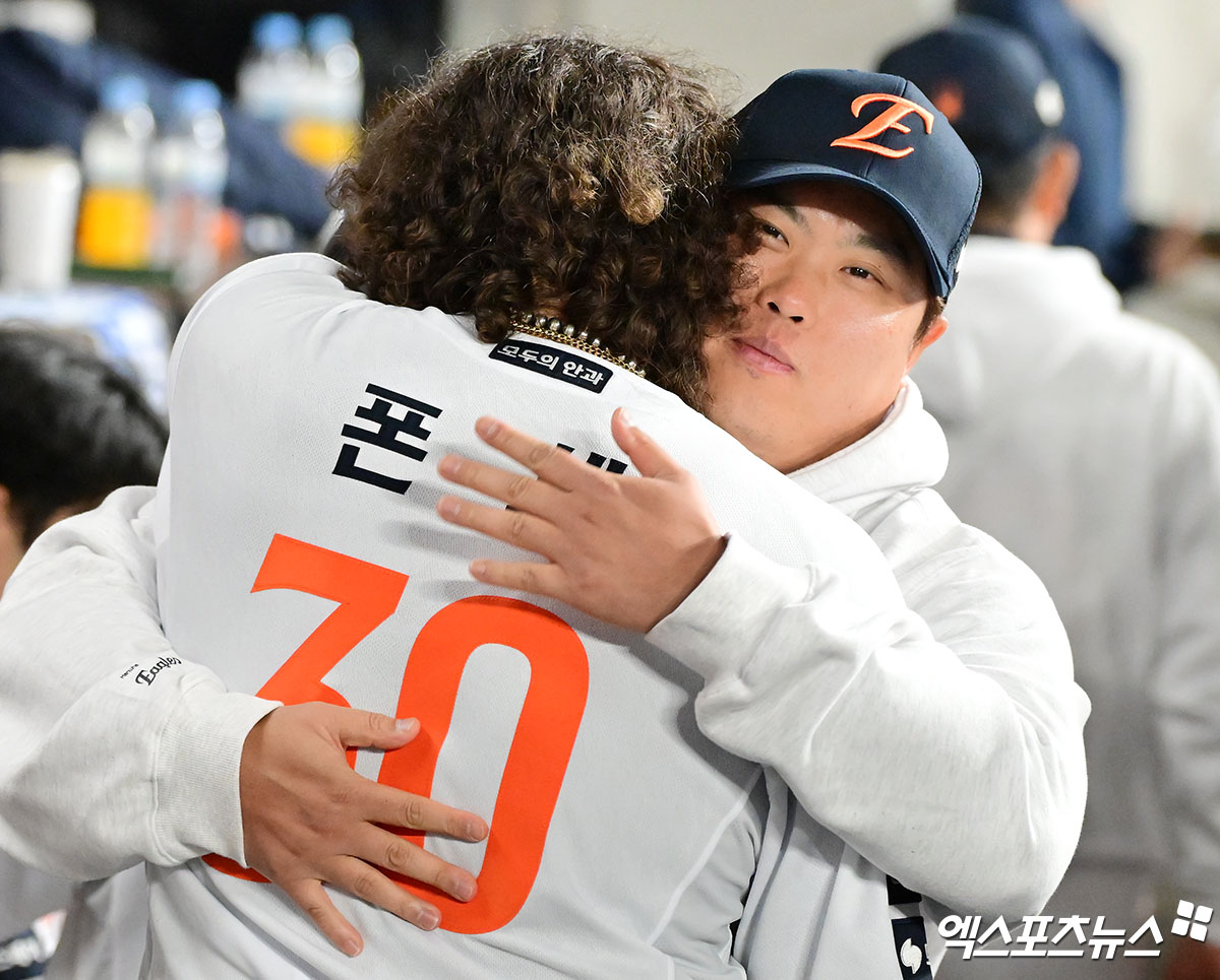  24일 오후 대전 한화생명 볼파크에서 열린 '2025 신한 SOL Bank KBO 포스트시즌' 삼성 라이온즈와 한화 이글스의 플레이오프 5차전 경기, 5회초 수비를 마친 폰세가 류현진의 격려를 받고 있다. 대전, 김한준 기자