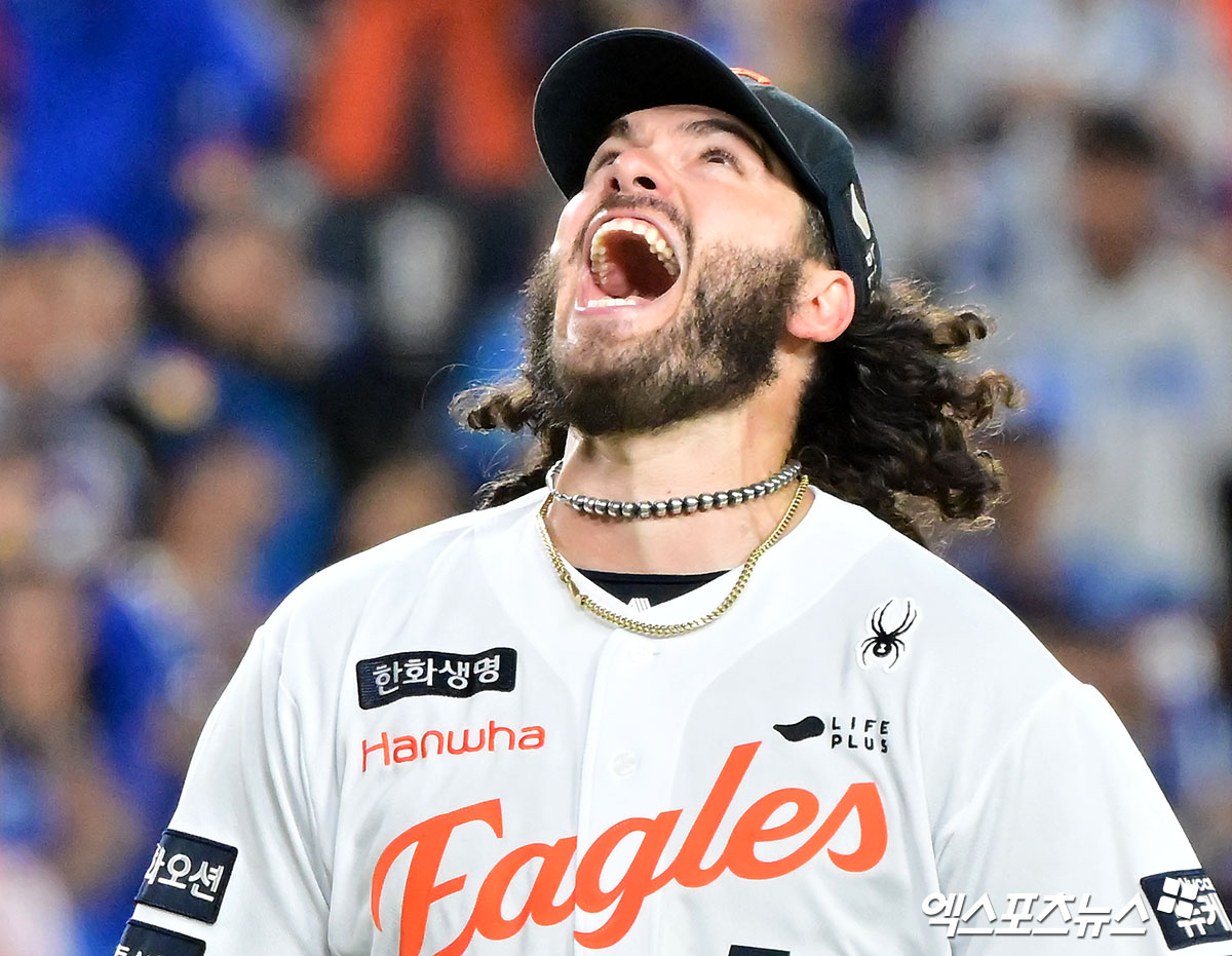 24일 오후 대전 한화생명 볼파크에서 열린 '2025 신한 SOL Bank KBO 포스트시즌' 삼성 라이온즈와 한화 이글스의 플레이오프 5차전 경기, 5회초 수비를 마친 폰세가 포효하고 있다. 대전, 김한준 기자