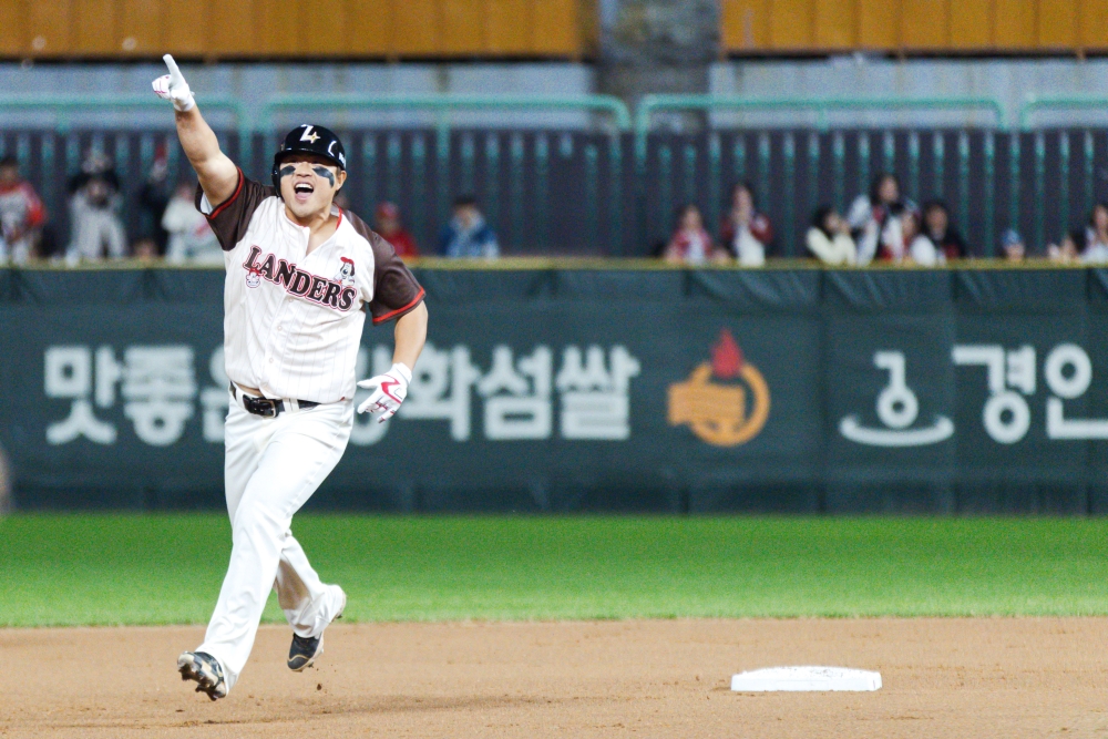 24일 오후 인천SSG랜더스필드에서 열린 SSG 랜더스 구단 행사 랜더스페셜 매치 - 섬곤전, 1회말 2사 2루 오태곤 팀 한두솔이 투런 홈런을 친 뒤 그라운드를 돌고 있다. SSG 랜더스