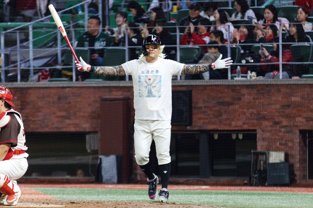 24일 오후 인천SSG랜더스필드에서 열린 SSG 랜더스 구단 행사 랜더스페셜 매치 - 섬곤전, 한유섬 팀 노경은이 퍼포먼스를 선보이고 있다. SSG 랜더스