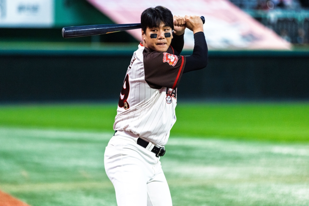 24일 오후 인천SSG랜더스필드에서 열린 SSG 랜더스 구단 행사 랜더스페셜 매치 - 섬곤전, 경기 전 김광현이 몸을 풀고 있다. SSG 랜더스