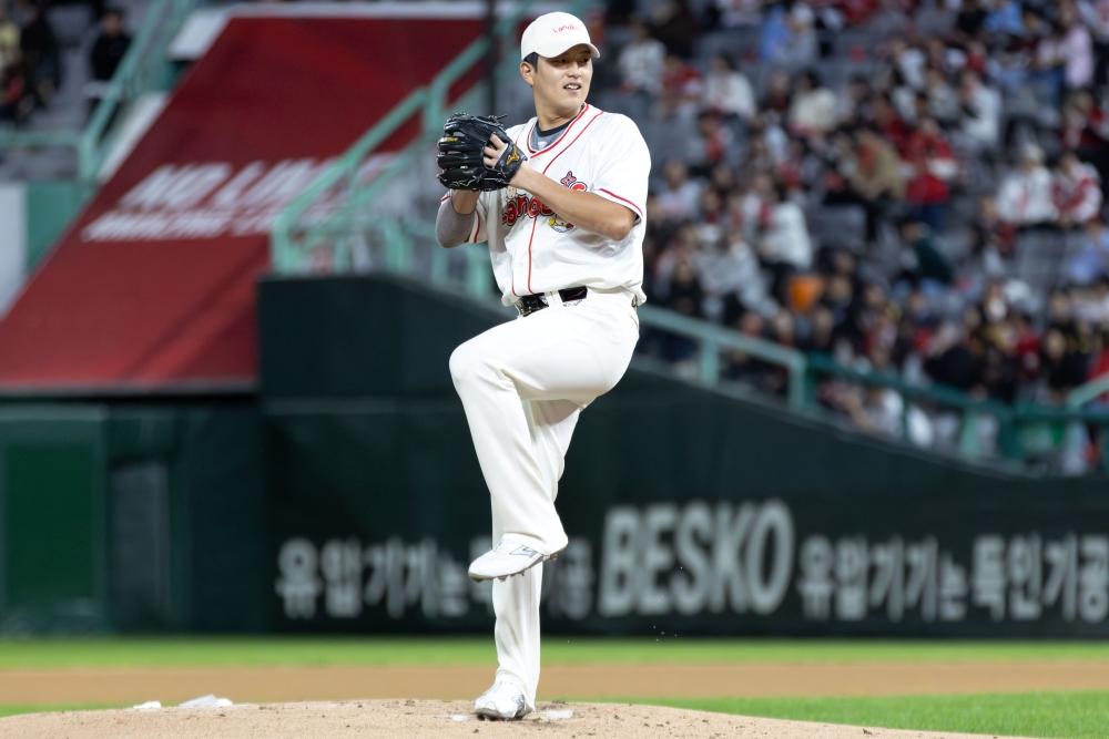 24일 오후 인천SSG랜더스필드에서 열린 SSG 랜더스 구단 행사 랜더스페셜 매치 - 섬곤전, 오태곤 팀 조형우가 공을 힘차게 던지고 있다. SSG 랜더스