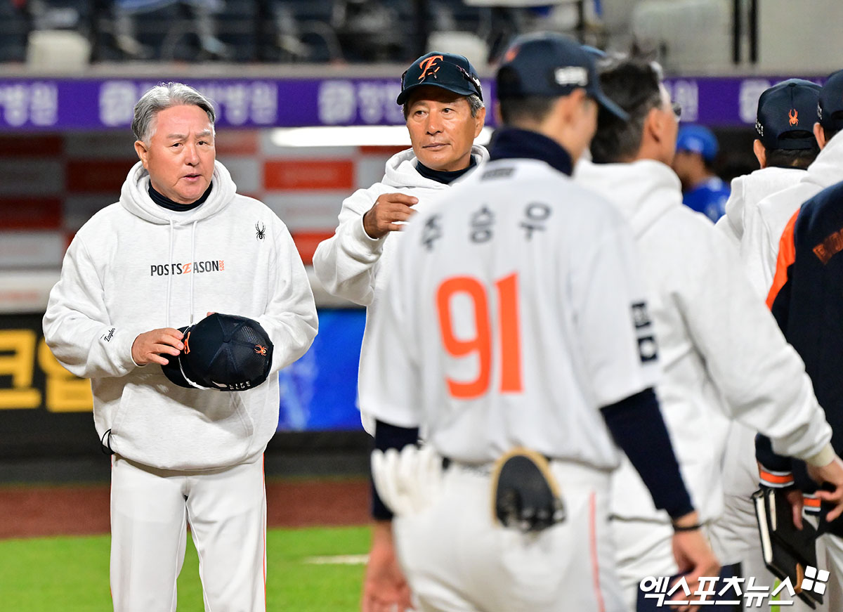 김경문 감독이 이끄는 한화 이글스가 24일 대전 한화생명 볼파크에서 열린 삼성 라이온즈와의 2025 신한 SOL Bank KBO 포스트시즌 플레이오프(5전 3선승제) 5차전에서 11-2 대승을 거두고 한국시리즈 진출에 성공했다. 사진 김한준 기자
