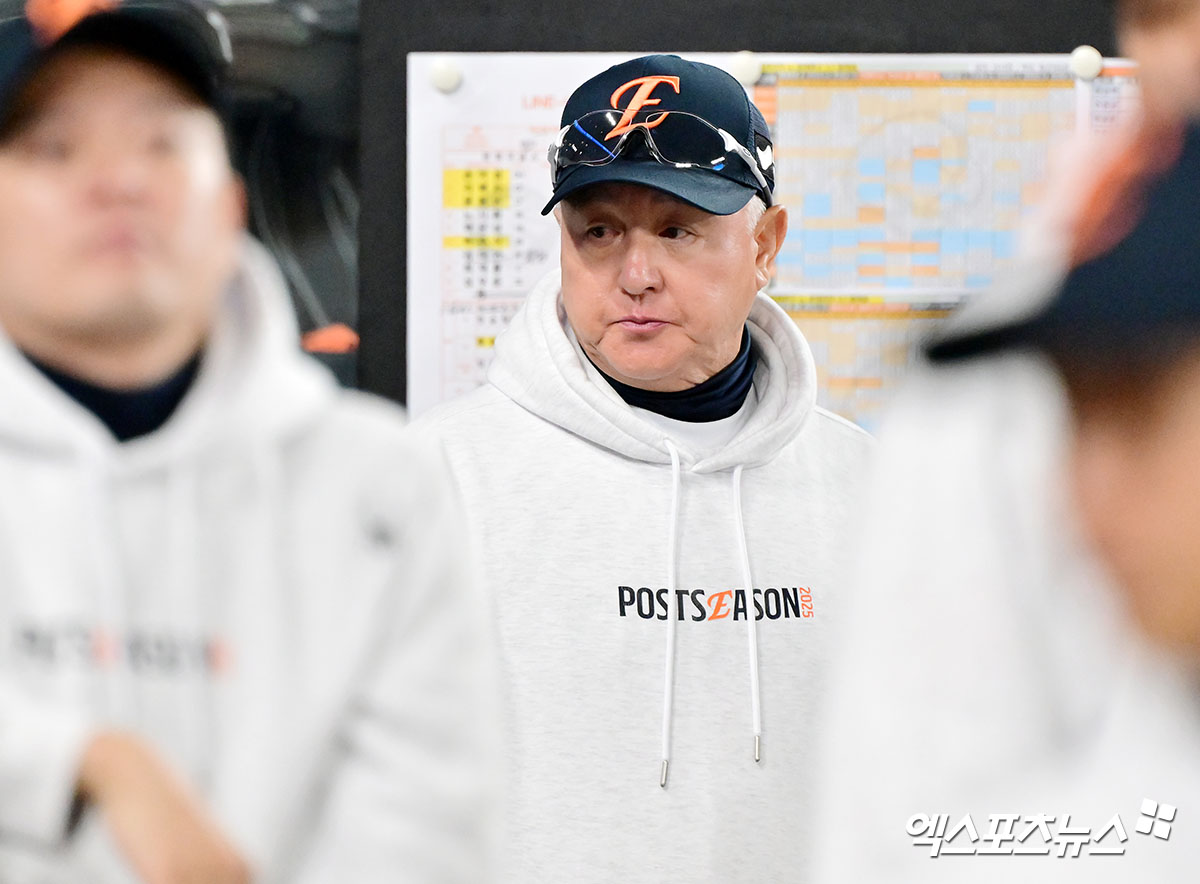 김경문 감독이 이끄는 한화 이글스가 24일 대전 한화생명 볼파크에서 열린 삼성 라이온즈와의 2025 신한 SOL Bank KBO 포스트시즌 플레이오프(5전 3선승제) 5차전에서 11-2 대승을 거두고 한국시리즈 진출에 성공했다. 사진 김한준 기자