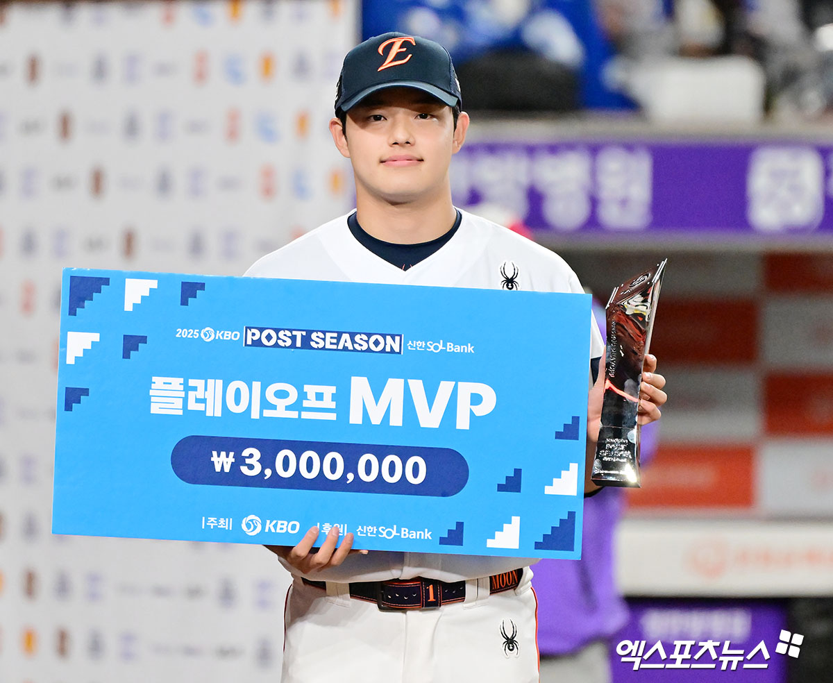 한화 이글스 투수 문동주가 24일 대전 한화생명 볼파크에서 열린 2025 신한 SOL Bank KBO 포스트시즌 플레이오프(5전 3승제) 5차전 종료 후 시리즈 MVP를 수상했다. 플레이오프 2경기에 등판, 6이닝 무실점을 기록하면서 팀의 한국시리즈 진출을 이끌었다. 사진 김한준 기자
