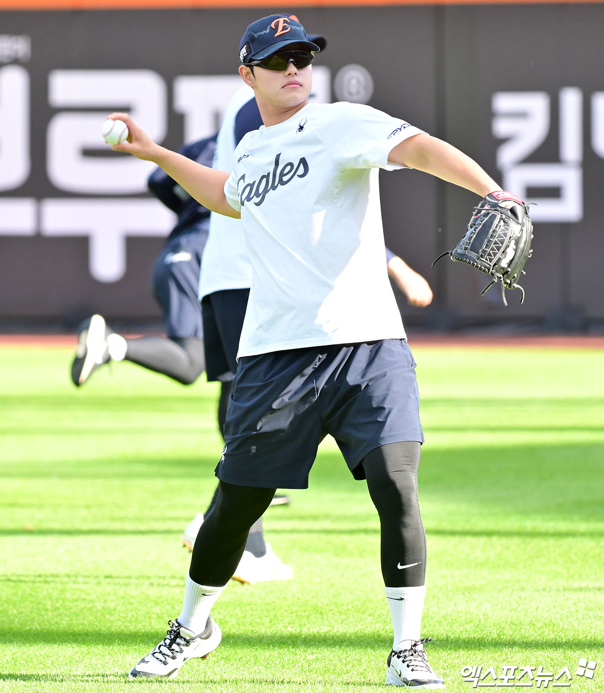 한화 이글스 투수 문동주가 24일 대전 한화생명 볼파크에서 열린 2025 신한 SOL Bank KBO 포스트시즌 플레이오프(5전 3승제) 5차전 종료 후 시리즈 MVP를 수상했다. 플레이오프 2경기에 등판, 6이닝 무실점을 기록하면서 팀의 한국시리즈 진출을 이끌었다. 사진 김한준 기자