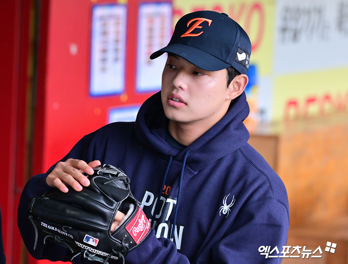 한화 이글스 투수 문동주가 24일 대전 한화생명 볼파크에서 열린 2025 신한 SOL Bank KBO 포스트시즌 플레이오프(5전 3승제) 5차전 종료 후 시리즈 MVP를 수상했다. 플레이오프 2경기에 등판, 6이닝 무실점을 기록하면서 팀의 한국시리즈 진출을 이끌었다. 사진 김한준 기자