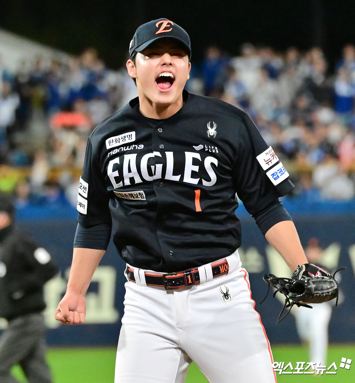 한화 이글스 투수 문동주가 24일 대전 한화생명 볼파크에서 열린 2025 신한 SOL Bank KBO 포스트시즌 플레이오프(5전 3승제) 5차전 종료 후 시리즈 MVP를 수상했다. 플레이오프 2경기에 등판, 6이닝 무실점을 기록하면서 팀의 한국시리즈 진출을 이끌었다. 사진 김한준 기자