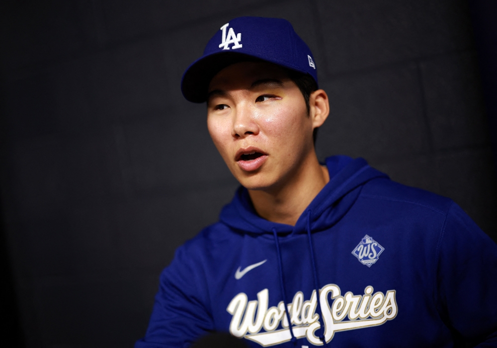 LA 다저스가 25일 캐나다 온타리오주 토론토의 로저스센터에서 열리는 2025 미국 메이저리그 월드시리즈 1차전을 앞두고 월드시리즈 26인 로스터를 확정했다. 김혜성은 와일드카드, 디비전시리즈, 챔피언십시리즈에 이어 월드시리즈 엔트리에도 이름을 올렸다. AFP 연합뉴스