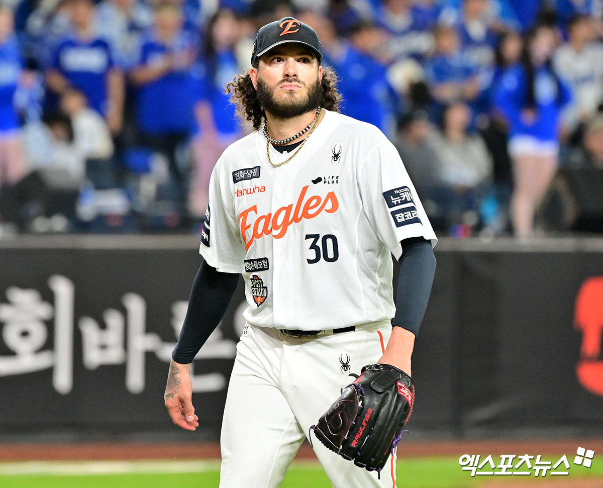 한화 이글스 외국인 투수 코디 폰세가 대전 한화생명 볼파크에서 열린 2025 신한 SOL Bank KBO 포스트시즌 플레이오프(5전 3승제) 5차전에 선발등판, 삼성 라이온즈를 상대로 5이닝 1실점 비자책으로 호투하면서 승리투수가 됐다. 사진 김한준 기자