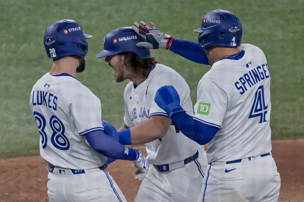 미국 메이저리그 토론토 블루제이스가  25일(한국시간) 캐나다 온타리오주 토론토 로저스센터에서 열린 2025 메이저리그(MLB) 월드시리즈(WS·7전4승제) 1차전에서 LA 다저스를 11-4로 완파했다. 사진 연합뉴스
