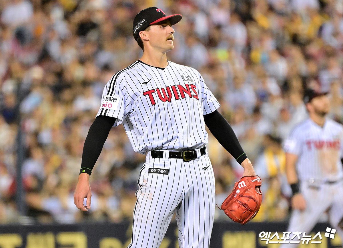 LG 트윈스와 한화 이글스의 한국시리즈 1차전 선발 맞대결은 앤더스 톨허스트와 문동주로 결정됐다. 플레이오프에서 한 차례 4이닝 선발 등판한 류현진이 아닌 두 차례 긴 불펜 등판을 소화한 문동주가 선봉장으로 나서는 깜짝 기용이다. LG와 한화는 오는 26일 서울 잠실야구장에서 2025 신한 SOL 뱅크 KBO 한국시리즈 1차전을 치른다. LG는 시즌 85승56패3무로 정규시즌 1위에 올라 한국시리즈에 직행했다. 한화는 시즌 83승57패4무로 정규시즌 2위에 올라 플레이오프에 오른 뒤 삼성을 물리쳤다. 엑스포츠뉴스DB