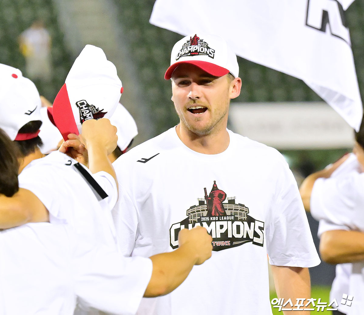 LG 트윈스와 한화 이글스의 한국시리즈 1차전 선발 맞대결은 앤더스 톨허스트와 문동주로 결정됐다. 플레이오프에서 한 차례 4이닝 선발 등판한 류현진이 아닌 두 차례 긴 불펜 등판을 소화한 문동주가 선봉장으로 나서는 깜짝 기용이다. LG와 한화는 오는 26일 서울 잠실야구장에서 2025 신한 SOL 뱅크 KBO 한국시리즈 1차전을 치른다. LG는 시즌 85승56패3무로 정규시즌 1위에 올라 한국시리즈에 직행했다. 한화는 시즌 83승57패4무로 정규시즌 2위에 올라 플레이오프에 오른 뒤 삼성을 물리쳤다. 엑스포츠뉴스DB