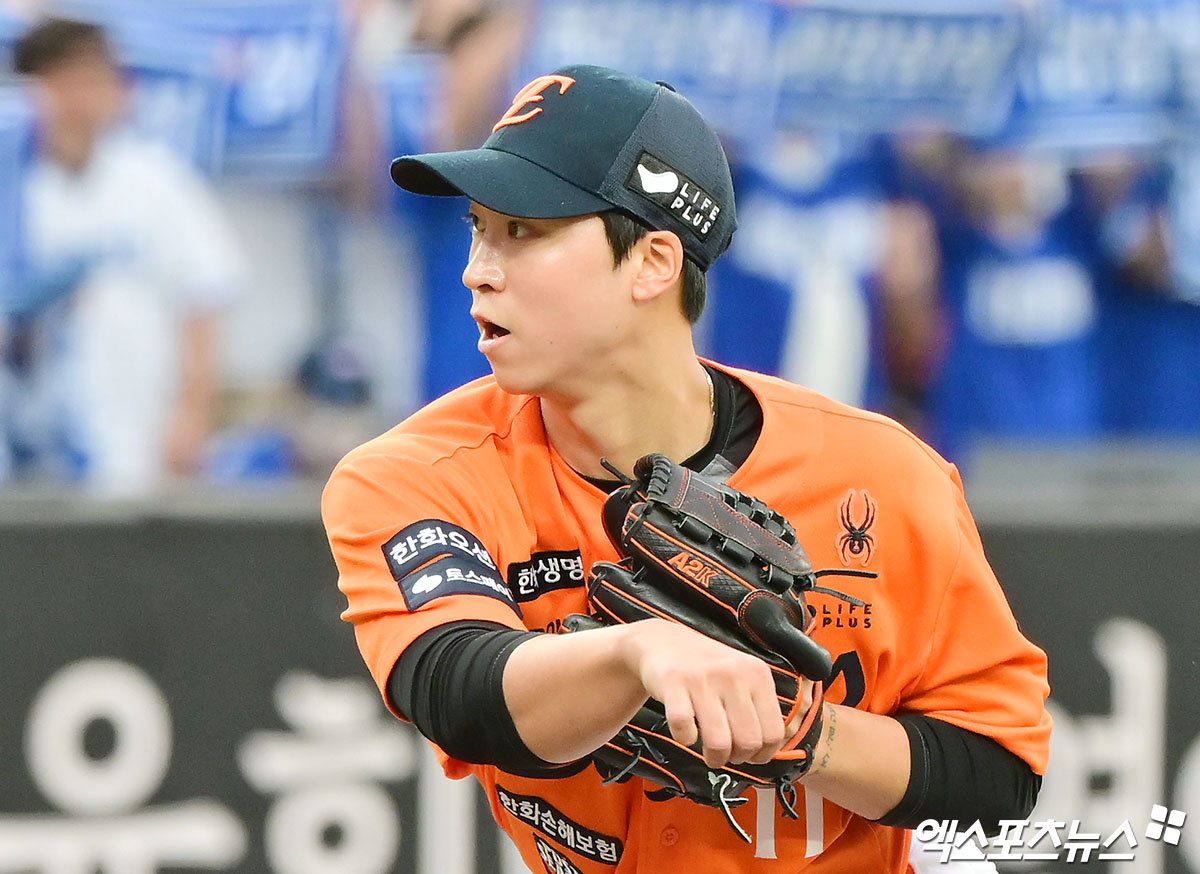 한화와 LG는 오는 26일부터 7전 4선승제로 2025 신한 SOL 뱅크 KBO 한국시리즈를 치른다. LG는 정규시즌 우승으로 한국시리즈에 직행했다. 한화는 정규시즌 2위로 플레이오프에 직행해 삼성 라이온즈와 맞붙어 시리즈 전적 3승 2패로 19년 만에 한국시리즈 무대를 밟는다. 한화는 플레이오프에서 불펜으로 활용했던 문동주를 한국시리즈 1차전 선발 투수로 예고했다. 문동주가 불펜에서 선발로 돌아가면서 불펜진 운용에 있어 고민이 깊어질 수밖에 없다. 김경문 감독은 한국시리즈의 경우 투수 엔트리를 13명에서 한 명 늘려 14명으로 운영한다. 윤산흠, 김종수 등 투수 두 명이 새로 오는 대신 투수 엄상백과 타자 권광민이 빠진다. 엑스포츠뉴스DB