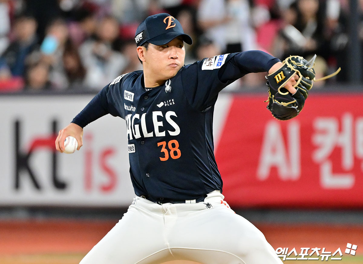 한화와 LG는 오는 26일부터 7전 4선승제로 2025 신한 SOL 뱅크 KBO 한국시리즈를 치른다. LG는 정규시즌 우승으로 한국시리즈에 직행했다. 한화는 정규시즌 2위로 플레이오프에 직행해 삼성 라이온즈와 맞붙어 시리즈 전적 3승 2패로 19년 만에 한국시리즈 무대를 밟는다. 한화는 플레이오프에서 불펜으로 활용했던 문동주를 한국시리즈 1차전 선발 투수로 예고했다. 문동주가 불펜에서 선발로 돌아가면서 불펜진 운용에 있어 고민이 깊어질 수밖에 없다. 김경문 감독은 한국시리즈의 경우 투수 엔트리를 13명에서 한 명 늘려 14명으로 운영한다. 윤산흠, 김종수 등 투수 두 명이 새로 오는 대신 투수 엄상백과 타자 권광민이 빠진다. 엑스포츠뉴스DB