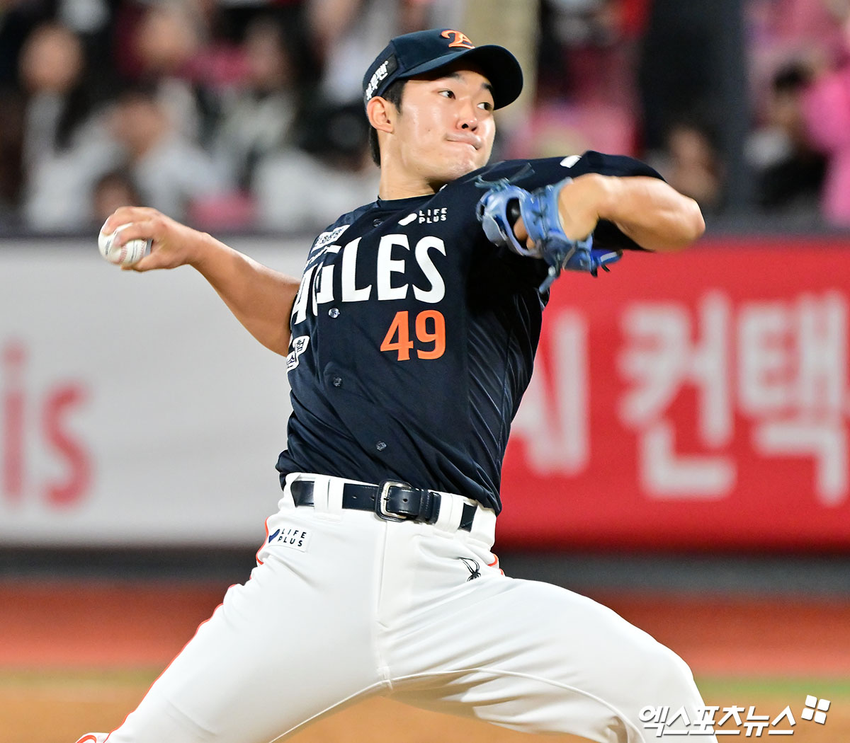 한화와 LG는 오는 26일부터 7전 4선승제로 2025 신한 SOL 뱅크 KBO 한국시리즈를 치른다. LG는 정규시즌 우승으로 한국시리즈에 직행했다. 한화는 정규시즌 2위로 플레이오프에 직행해 삼성 라이온즈와 맞붙어 시리즈 전적 3승 2패로 19년 만에 한국시리즈 무대를 밟는다. 한화는 플레이오프에서 불펜으로 활용했던 문동주를 한국시리즈 1차전 선발 투수로 예고했다. 문동주가 불펜에서 선발로 돌아가면서 불펜진 운용에 있어 고민이 깊어질 수밖에 없다. 김경문 감독은 한국시리즈의 경우 투수 엔트리를 13명에서 한 명 늘려 14명으로 운영한다. 윤산흠, 김종수 등 투수 두 명이 새로 오는 대신 투수 엄상백과 타자 권광민이 빠진다. 엑스포츠뉴스DB