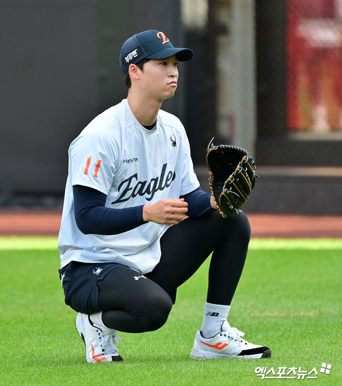 한화와 LG는 오는 26일부터 7전 4선승제로 2025 신한 SOL 뱅크 KBO 한국시리즈를 치른다. LG는 정규시즌 우승으로 한국시리즈에 직행했다. 한화는 정규시즌 2위로 플레이오프에 직행해 삼성 라이온즈와 맞붙어 시리즈 전적 3승 2패로 19년 만에 한국시리즈 무대를 밟는다. 한화는 플레이오프에서 불펜으로 활용했던 문동주를 한국시리즈 1차전 선발 투수로 예고했다. 문동주가 불펜에서 선발로 돌아가면서 불펜진 운용에 있어 고민이 깊어질 수밖에 없다. 김경문 감독은 한국시리즈의 경우 투수 엔트리를 13명에서 한 명 늘려 14명으로 운영한다. 윤산흠, 김종수 등 투수 두 명이 새로 오는 대신 투수 엄상백과 타자 권광민이 빠진다. 엑스포츠뉴스DB