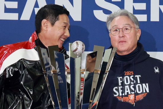 한화와 LG는 오는 26일부터 7전 4선승제로 2025 신한 SOL 뱅크 KBO 한국시리즈를 치른다. LG는 정규시즌 우승으로 한국시리즈에 직행했다. 한화는 정규시즌 2위로 플레이오프에 직행해 삼성 라이온즈와 맞붙어 시리즈 전적 3승 2패로 19년 만에 한국시리즈 무대를 밟는다. 한화는 플레이오프에서 불펜으로 활용했던 문동주를 한국시리즈 1차전 선발 투수로 예고했다. 문동주가 불펜에서 선발로 돌아가면서 불펜진 운용에 있어 고민이 깊어질 수밖에 없다. 김경문 감독은 한국시리즈의 경우 투수 엔트리를 13명에서 한 명 늘려 14명으로 운영한다. 윤산흠, 김종수 등 투수 두 명이 새로 오는 대신 투수 엄상백과 타자 권광민이 빠진다. 엑스포츠뉴스DB