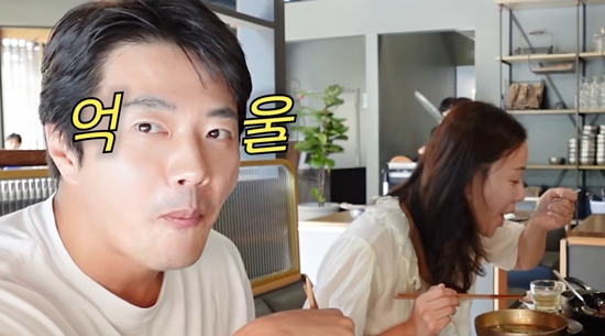 뉴저지 한식당을 찾은 권상우, 손태영 부부.  사진=유튜브 채널 'Mrs.뉴저지 손태영'