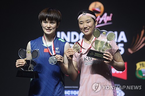 왕즈이(중국·세계 2위)는 25일(한국시간) 프랑스 렌 외곽도시 세송-세비네에서 열린 2025 세계배드민턴연맹(BWF) 월드 투어 프랑스 오픈(슈퍼 750) 여자단식 준결승에서 한웨(중국·세계 4위)를 게임스코어 2-0(21-14 )으로 이기고 결승에 올라갔다. 왕즈이는 결승에서 대한민국 배드민턴 간판 안세영(세계 1위)과 천위페이(중국·세계 5위) 간의 준결승전 승자와 맞붙는다. 만약 안세영이 결승에 올라간다면 왕즈이는 지난 덴마크 오픈(슈퍼 750) 결승에 이어 다시 한번 우승을 두고 안세영과 결승에서 맞대결을 펼친다. 연합뉴스