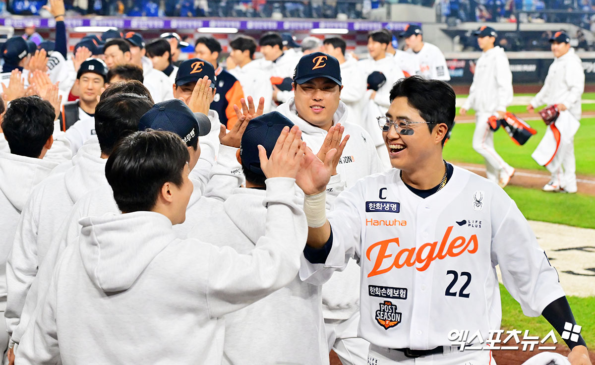 한국야구위원회(KBO)는 25일 서울 잠실야구장에서 2025 신한 SOL Bank KBO리그 한국시리즈 미디어데이를 개최했다. 질의응답 종료 후 포토타임에서 각 팀 사령탑과 선수들은 이번 한국시리즈가 몇 차전까지 갈 것 같은지 손가락으로 표시했다. LG 트윈스 염경엽 감독과 함께 주장 박해민, 투수 임찬규는 나란히 손가락 여섯 개를 펼쳐 보였다. 김경문 한화 감독은 7차전, 주장 채은성과 신인 투수 정우주는 각각 5차전에 한국시리즈가 끝날 것으로 예상했다. 엑스포츠뉴스 DB