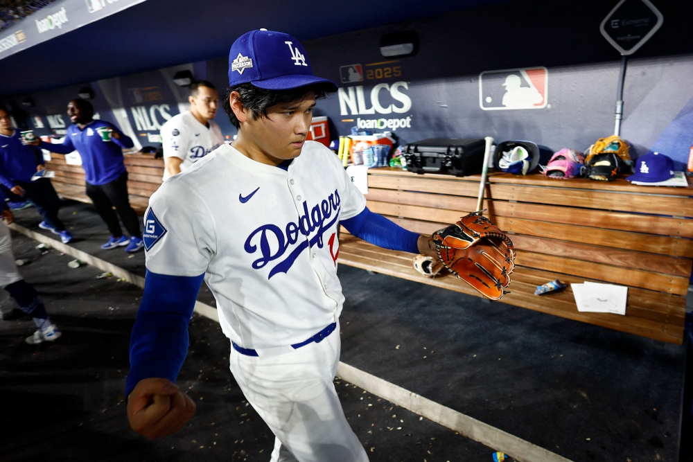 데이브 로버츠 LA 다저스 감독이 26일 캐나다 온타리오주 토론토의 로저스센터에서 열린 2025 미국 메이저리그(MLB) 토론토 블루제이스와의 월드시리즈(WS) 2차전을 앞두고 28~29일 진행되는 WS 3~4차전 선발투수를 공개했다. 오타니 쇼헤이는 4차전 선발투수로 나선다. AFP 연합뉴스