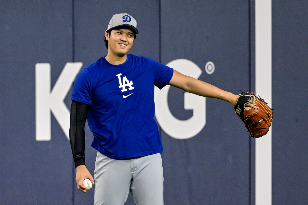 데이브 로버츠 LA 다저스 감독이 26일 캐나다 온타리오주 토론토의 로저스센터에서 열린 2025 미국 메이저리그(MLB) 토론토 블루제이스와의 월드시리즈(WS) 2차전을 앞두고 28~29일 진행되는 WS 3~4차전 선발투수를 공개했다. 오타니 쇼헤이는 4차전 선발투수로 나선다. EPA 연합뉴스