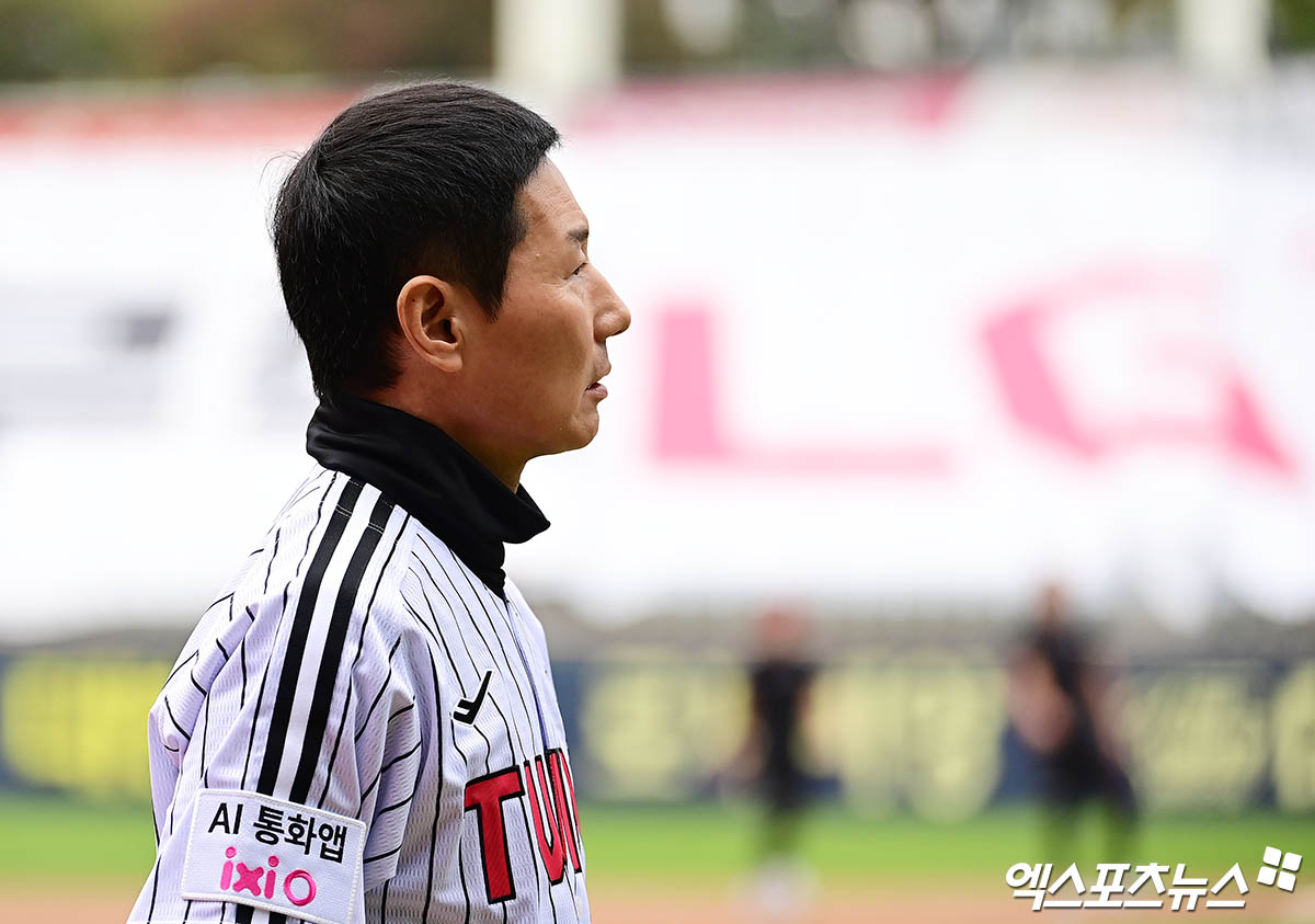 26일 오후 서울 송파구 잠실야구장에서 열리는 '2025 신한 SOL Bank KBO 한국시리즈' 한화 이글스와 LG 트윈스의 1차전 경기에 앞서 LG 염경엽 감독이 그라운드로 나서고 있다. 잠실, 박지영 기자